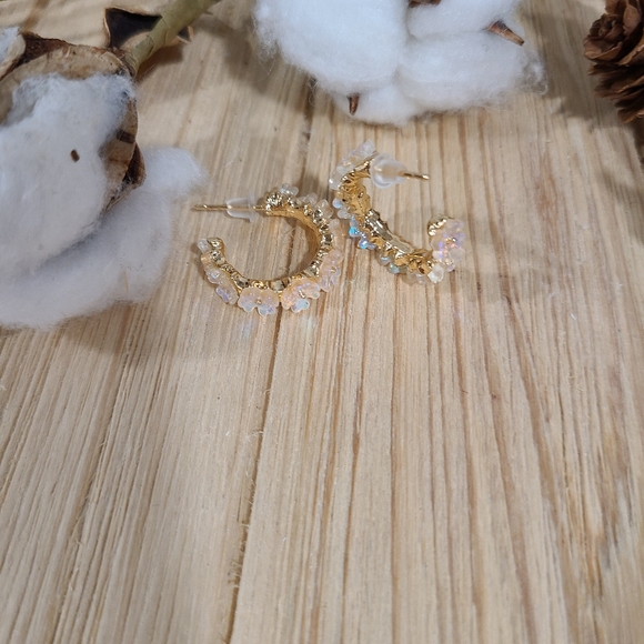 🌼🌼NEW🌼🌼VERY PRETTY!! Irridecent Flower Hoop Earrings in GOLD - Picture 9 of 16